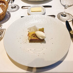 ビストロ ボンファム - 私がいただいた前菜
                                帆立を使った、軽い薫香が食欲をそそる一品。