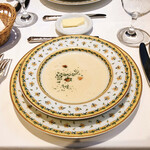 ビストロ ボンファム - ニンニクのポタージュ
                                おくちの中にニンニクの香りが広がる、元気が出そうなスープ♪