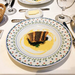 ビストロ ボンファム - 魚料理
      この日はサーモンでした。
      身は柔らかで皮はサクサク^^