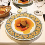 ビストロ ボンファム - 肉料理
      たしか羊…すみません、詳細憶えてません(^^;;
      美味しかったという事だけは憶えています。
      二人してソースまでキレイにいただきましたから。