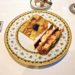 ビストロ ボンファム - デザート
      ナポレオンパイと・・・なんだったかな〜(^^;;
      でも美味しかったんですよ！
      パイはサックサクでした^^