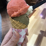 久世福商店 - ジェラートダブル500円(苺シャーベットとほうじ茶)苺濃厚！