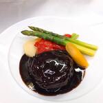 ヌガ - 牛ホホ肉の赤ワイン煮込み