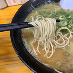 長浜ナンバーワン - 麺は細ストレート