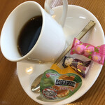 Shunshokukembitashiro - 食後のコーヒーと蒟蒻畑
      この日はひな祭りのお菓子が付いていました
      奥さまの配慮が嬉しいです♡