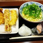 Marugameseimen - 釜玉並、塩おむすび、鮭おむすび、かしわ天、ちくわ天、イカ天計1000円税込。
                      
                      