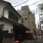 菊見せんべい総本店 - 団子坂下方向から見た店舗