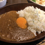 バー イツキヤ - 濃厚シーフードカレー with生卵