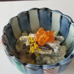 かき船 かなわ - ①山菜の白和え、イクラ載せ
      山菜の白和えは穏やかで優しい味わい。
      イクラは冷凍なので微かに臭みがありますが、普通の人だとそれほど気にならないかと。