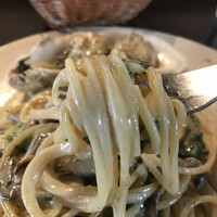 D'ORO HATSUDAI - ランチコース１９８０円、パスタグレードアップ４２０円。広島産真牡蠣のアンチョビクリームソース。ビゴリの倍以上、ボリュームがあります。ソースとの絡みが良く、とても美味しくいただきました（╹◡╹）
