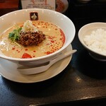 餃子と担々麺 吟 - シビ辛担担麺とランチタイム無料サービスのライス