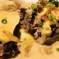 旬菜ステーキ処 らいむらいと - 上のスライスチーズはスーパーで売ってる3枚分ほど分厚い