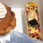 アテスウェイ - 家内は右側のケーキをいただきます