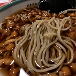 弥助そば - 冷やがけなめこ 麺アップ