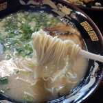 麺屋・千寿 - 麺は細麺ストレートで、断面はエッジのない丸麺、加水率は低級