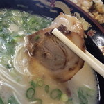 麺屋・千寿 - ﾁｬｰｼｭｰは豚ﾊﾞﾗ巻き肉で、ﾎﾛﾘと崩れるやわらさ。味は醤油染みてる