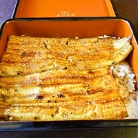 つきじ宮川本廛 - うな重。意外にしっかりご飯が詰まっている。