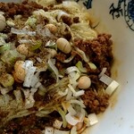 三島屋 - 大量の山椒粉末にネギと挽き肉、炒った大豆が珍しい