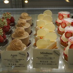 ラヴニュー - ショーケースのケーキ