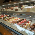 ラヴニュー - ショーケースのケーキ