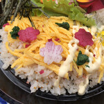 カフェアンドショップ ロータスランド - 2020/04/21
      週替りおまかせセット 『のちらし寿司御膳』 580円
      ・ちらし寿司
      ・ミニかけ蕎麦
      ・新玉ねぎのかき揚げ
      ・レンコン天ぷら
      ・フレッシュサラダ
      ・新玉ねぎのスライス