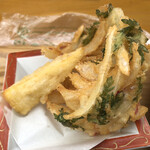 カフェアンドショップ ロータスランド - 2020/04/21
      週替りおまかせセット 『のちらし寿司御膳』 580円
      ・ちらし寿司
      ・ミニかけ蕎麦
      ・新玉ねぎのかき揚げ
      ・レンコン天ぷら
      ・フレッシュサラダ
      ・新玉ねぎのスライス