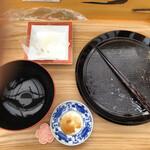 カフェアンドショップ ロータスランド - 2020/04/21
      週替りおまかせセット 『のちらし寿司御膳』 580円
      ・ちらし寿司
      ・ミニかけ蕎麦
      ・新玉ねぎのかき揚げ
      ・レンコン天ぷら
      ・フレッシュサラダ
      ・新玉ねぎのスライス