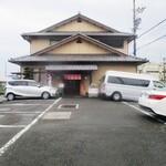 Hana Shoubu - ”花菖蒲” の店舗と駐車場。　　　　　2020.04.18