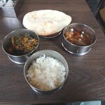 RAMESH INDIAN CUISINE - 野菜カレー、チキンシチュー、ライス、プラタ