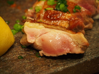 炭火焼鳥 きち蔵 - 淡海地鶏 ももたたき