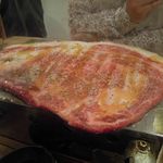 大阪焼肉・ホルモン ふたご - 黒毛和牛はみ出るカルビ