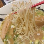 麺屋 博まる - 平打ち麺リフトアップ