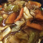 みんなの台所 我流食堂 - 麺に餡をどばっとぶっかけます