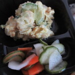 より道カフェ ツインリーフ - 三元豚生姜焼き弁当のポテトサラダとピクルス