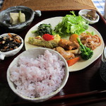 トナリ食堂 - ヘルシーな種類豊富なプレート