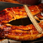 石橋うなぎ店 - 頭付鰻姿蒲焼き 左アップ