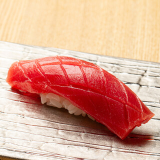 We are proud of our carefully selected tuna that has been carefully selected by the owner.