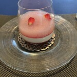 ル・モノポール - 桜とイチゴのパフェ