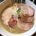 らぁ麺 飛鶏 - 連れ合いは鶏白湯。激ウマらしいが、、