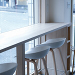 UNI COFFEE ROASTERY - 一人でも入りやすいカウンター席をご用意しております。