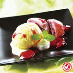 Fluffy cream strawberry daifuku and vanilla ice cream