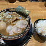 関西 風来軒 - とんこつラーメン半熟煮玉子入り、サービスの小ライス♪