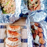 中華料理 香満園 - テイクアウトしたお料理。左上から時計回りに①きくらげと卵の炒め②スペアリブの塩胡椒揚げ③黒酢酢豚④焼き餃子