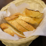 イル・ヴィゴーレ - 名物ロティサリーチキン 1000円 のパン