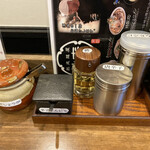 熟成麺屋 神来  - 調味料たち