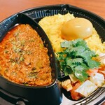 カレーとお酒のお店 サンライト - ポークキーマカレー 　・スパイス玉子トッピング