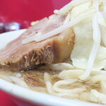 ラーメン二郎 - 豚の厚み