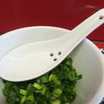 ラーメン二郎 - 青ネギに付属のレンゲ