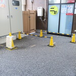 ラーメン二郎 - 店外のウェイティングスペース