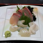 Kaributei - スペシャルランチ ② 戸島ぶり、平目刺身定食 1,500円（税込）の 刺身。　　　　　　2020.04.19